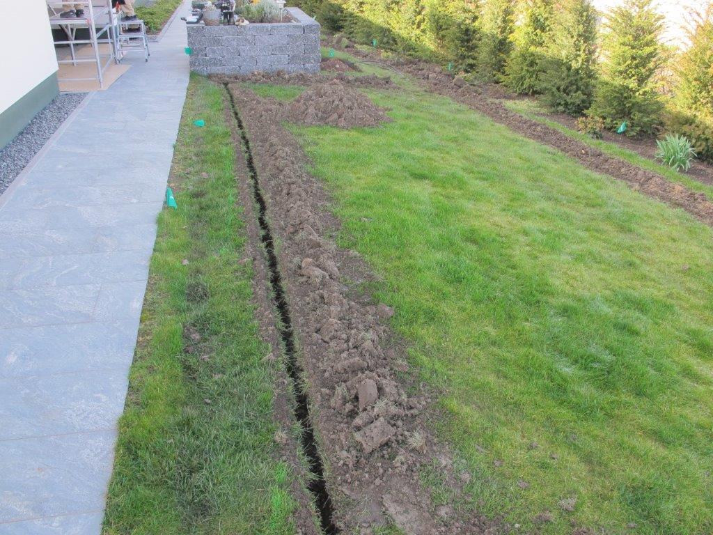 Gräben für Rasenbewässerungsanlage